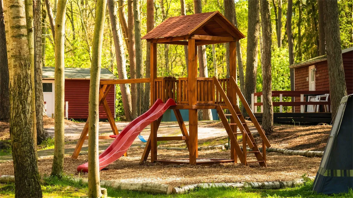 Spielplatz im sonnigen Wald